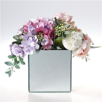 Ljusstakar av glas, värmeljus med lång stam